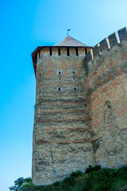 Zdjęcie starego starożytnego kamiennego zamku z wieloma wysokimi wieżami w Chocimiu