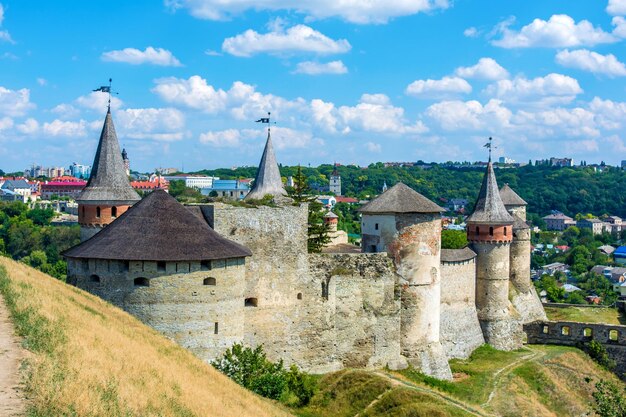 Zdjęcie starożytnego kamiennego zamku z wieloma wysokimi wieżami w Kamieńcu Podolskim