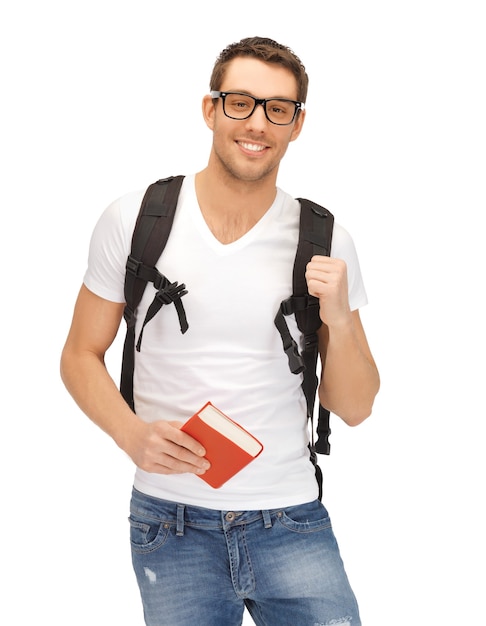 zdjęcie studenta z plecakiem i książką w specyfikacji