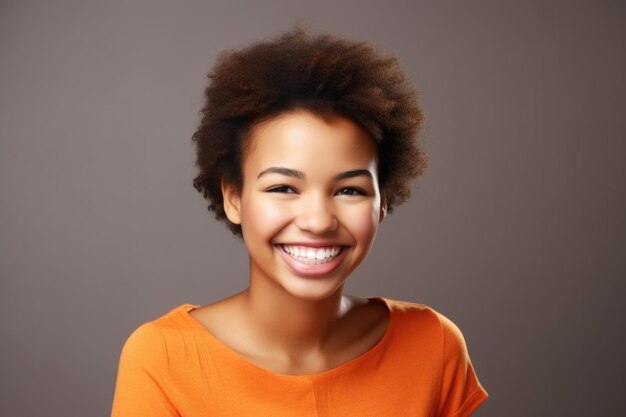 Zdjęcie studijne uśmiechniętej młodej kobiety stworzone za pomocą sztucznej inteligencji generatywnej