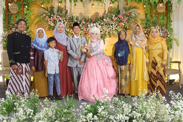 zdjęcie szczęścia indonezyjskiej ceremonii ślubnej