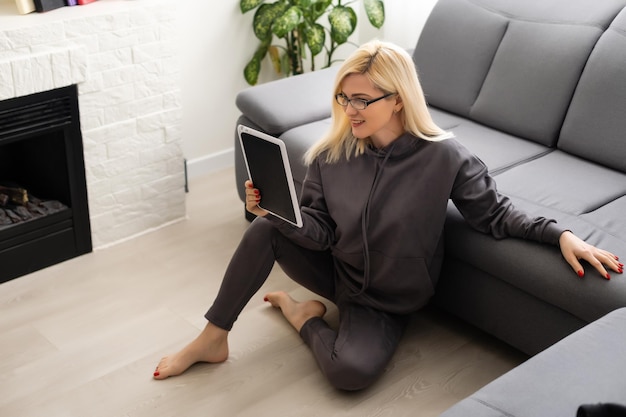 zdjęcie szczęśliwej kobiety z komputerem typu tablet w domu