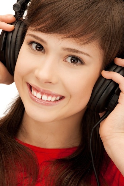 zdjęcie szczęśliwej nastolatki w dużych słuchawkach