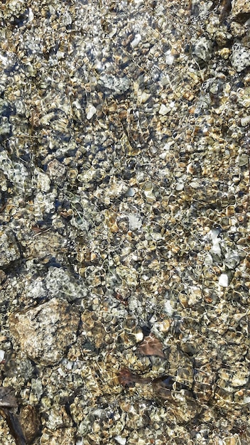 zdjęcie telefon, kamień granitowy w części nieobrabiany, tekstura kamienia naturalnego