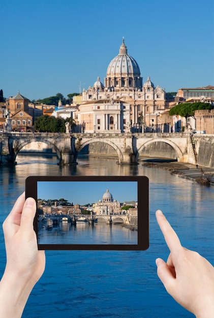 Zdjęcie Tybru i Bazyliki Świętego Piotra w Rzymie
