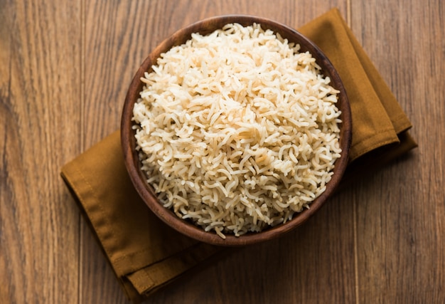 Zdjęcie ugotowanego brązowego ryżu basmati podanego w misce, selektywne skupienie