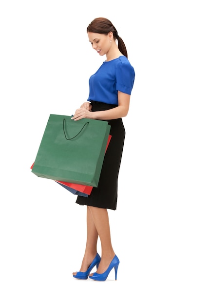 zdjęcie uroczej kobiety z torbami na zakupy