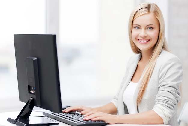 Zdjęcie zdjęcie uśmiechniętej bizneswomanu używającej swojego komputera