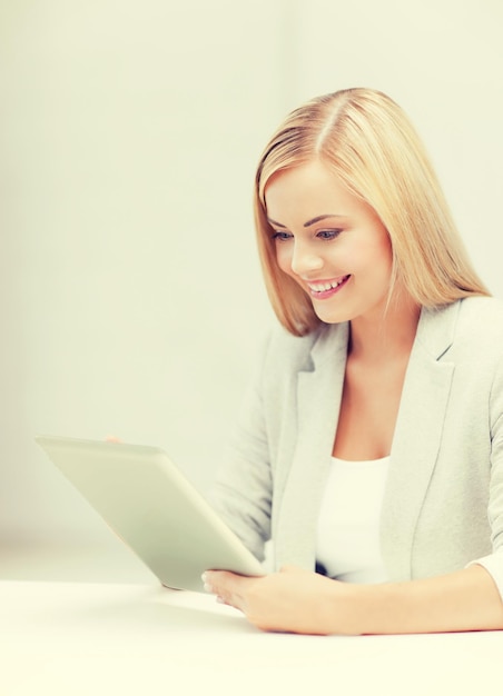 zdjęcie uśmiechniętej kobiety z komputerem typu tablet