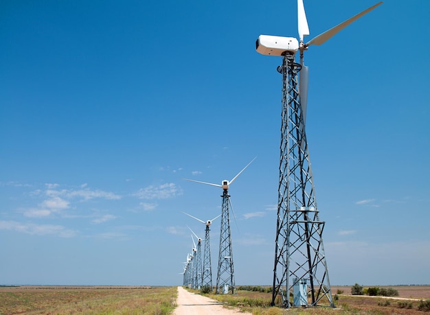 Zdjęcie w naturze dużej turbiny wiatrowej generuje energię elektryczną
