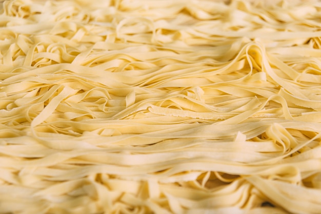 Zdjęcie W Tle Niektórych świeżego Surowego Spaghetti. Widok Z Boku.