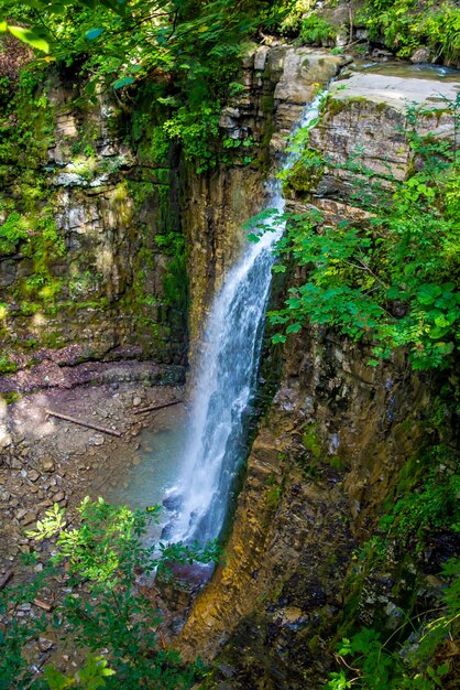 Zdjęcie wysokiego, pięknego wodospadu w Karpatach