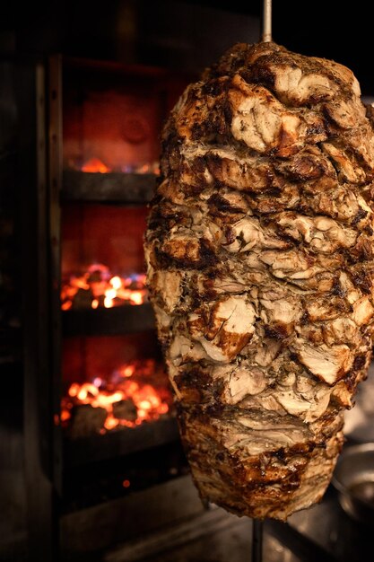 Zdjęcie zdjęcie z bliska pieczenia mięsa, które ma być użyte do przygotowania tradycyjnego greckiego dania gyros lub