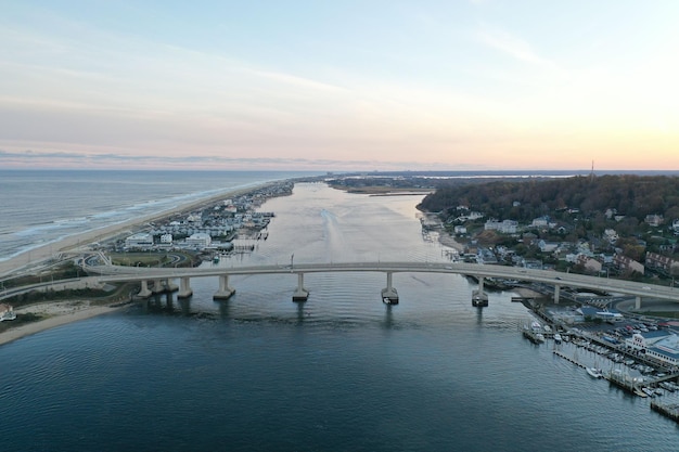 Zdjęcie z drona Highlands-Sea Bright Bridge nad rzeką Shrewsbury w New Jersey o zachodzie słońca