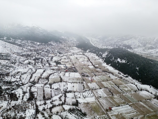 Zdjęcie z drona nad wioską w Bozdag zimą