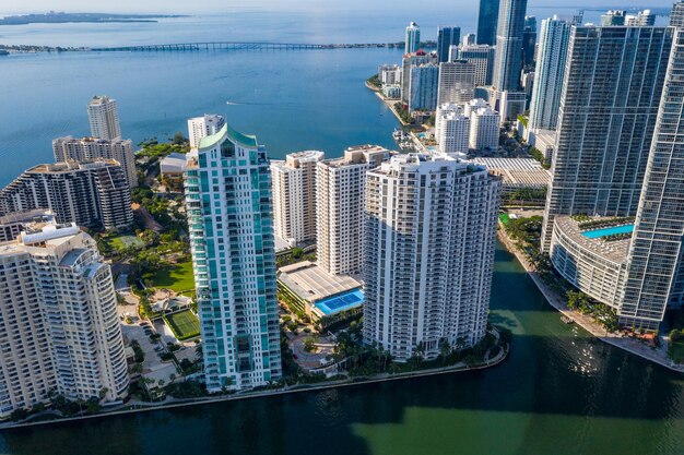 Zdjęcie z drona z powietrza obszar komercyjny luksusowe domy niebieskie niebo i kanał wodny z łodziami