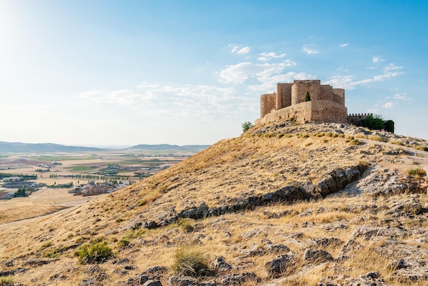 Zdjęcie z kopią przestrzeni średniowiecznego zamku warownego z wioską na tle w Consuegra, Toledo, Hiszpania