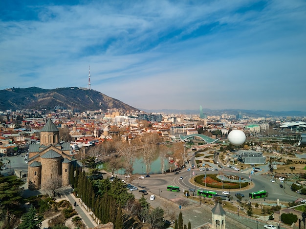 Zdjęcie z lotu ptaka. Krajobraz miasta Tbilisi i rzeki Kura. Tbilisi, Gruzja - 17.03.2021