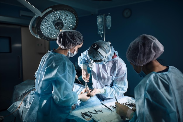 Zdjęcie z nagłego wypadku i poważnego wypadku w sali operacyjnej zespół chirurgów robi