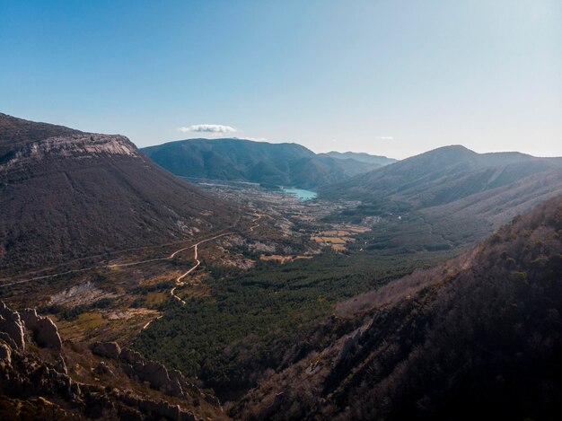 Zdjęcie z Pico Peiro w Huesca, gdzie można zobaczyć Arguis w Pirenejach w Aragonii