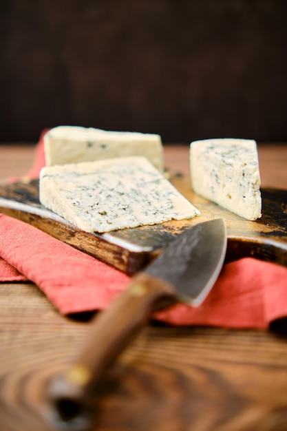 Zdjęcie z płytkiej głębi ostrości różnych rodzajów niebieskiego sera z pleśnią
