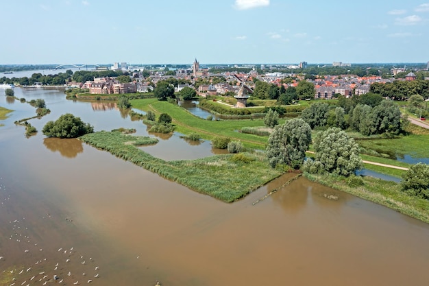 Zdjęcie zdjęcie z powietrza z miasta woodrichem nad rzeką merwede w holandii w zalanym krajobrazie