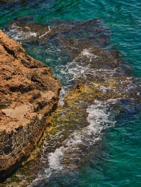 Zdjęcie z wysokiego kąta fal morskich uderzających w Brown Cliff Photo