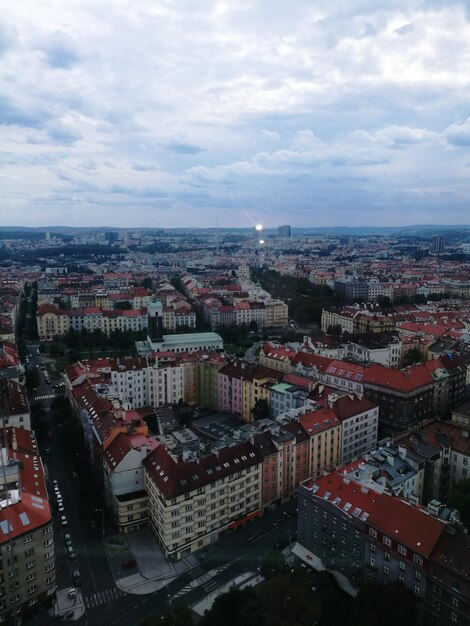 Zdjęcie zdjęcie z wysokiego kąta krajobrazu miasta na tle nieba