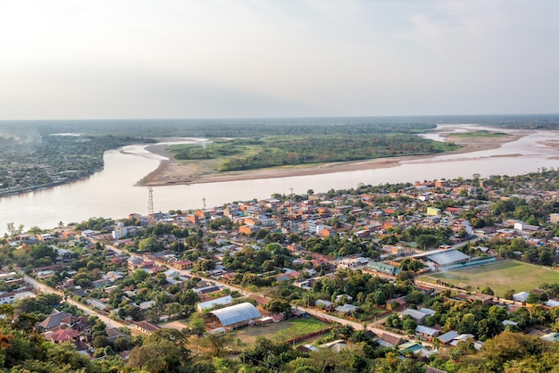 Zdjęcie z wysokiego kąta zbudowanych budowli na krajobrazie