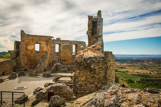 Zdjęcie zamku Figueira de Castelo Rodrigo, starożytnego zamku znajdującego się w parku przyrodniczym Douro