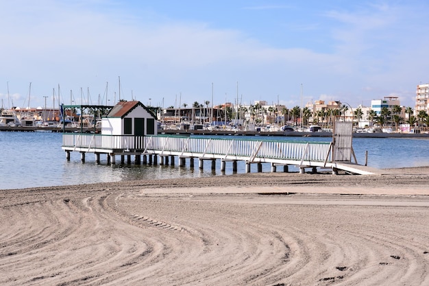 Zdjęcie Zdjęcie pięknej piaszczystej plaży nad oceanem