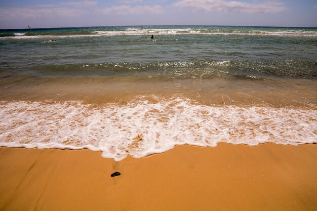 Zdjęcie Zdjęcie pięknej piaszczystej plaży nad oceanem