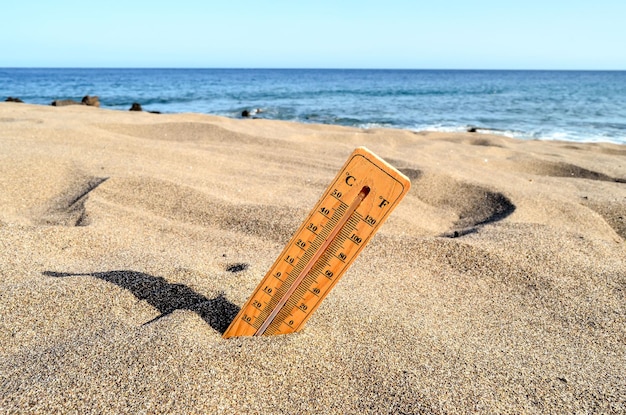 Zdjęcie Zdjęcie termometru na piaszczystej plaży