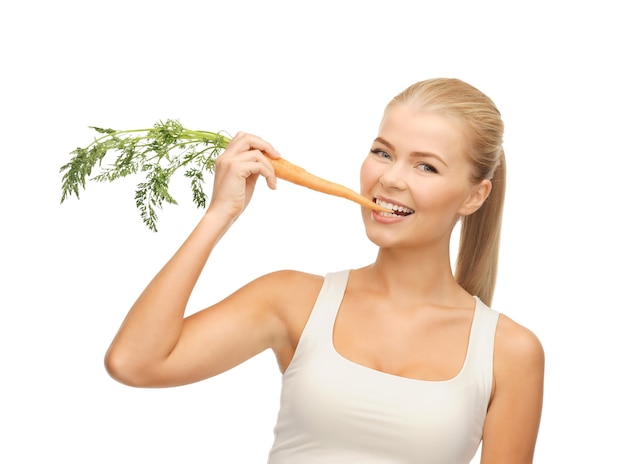 zdjęcie zdrowej młodej kobiety gryzącej marchewkę