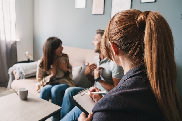 Zdjęcie zdjęcie zły nerwowej pary mężczyzny i kobiety rozmawiających z psychologiem podczas sesji terapeutycznej w pokoju