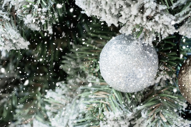 Zdobione Boże Narodzenie piłka na drzewie Nowy Rok wakacje w tle