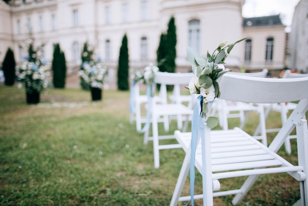 Zdobione krzesła na ceremonii ślubnejx9xA