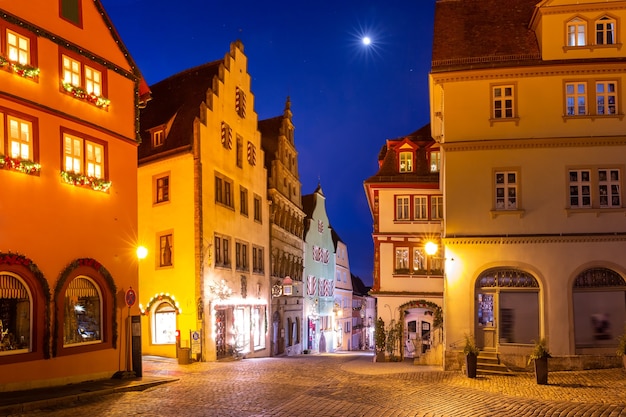 Zdobiony I Oświetlony Plac Bożonarodzeniowy Na średniowiecznym Starym Mieście W Rothenburg Ob Der Tauber, Bawaria, Południowe Niemcy