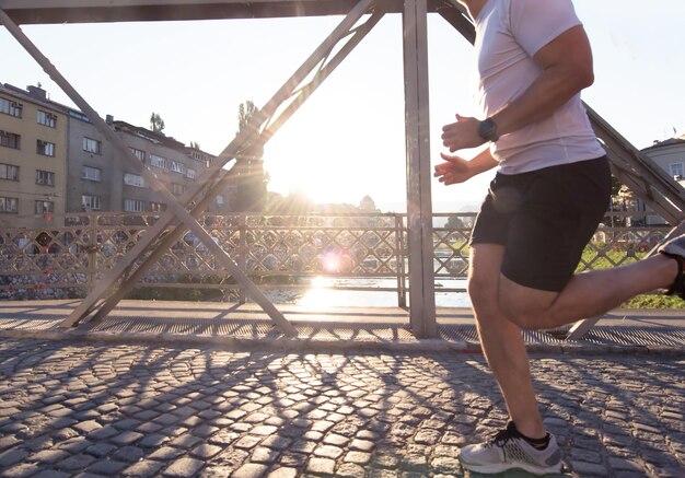 zdrowa dojrzała para jogging w mieście wczesnym rankiem ze wschodem słońca w tle