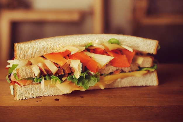 Zdrowa kanapka na drewnianym stole, jedzenie fast foodów z zieloną koncepcją żywności i napojów restauracji