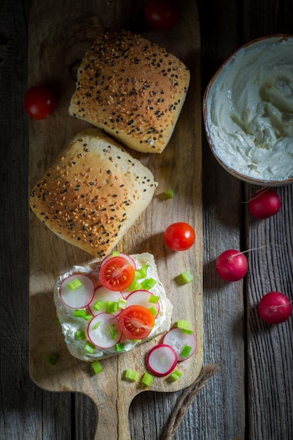 Zdrowa kanapka z chrupiącą rzodkiewką i serem fromage