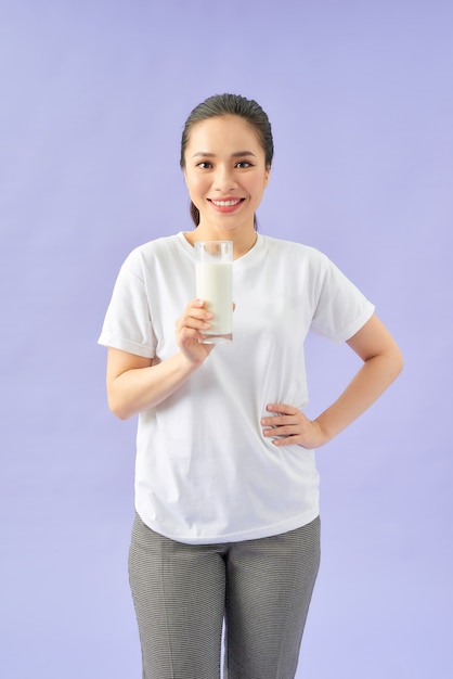 Zdrowa kobieta ze szklanką mleka