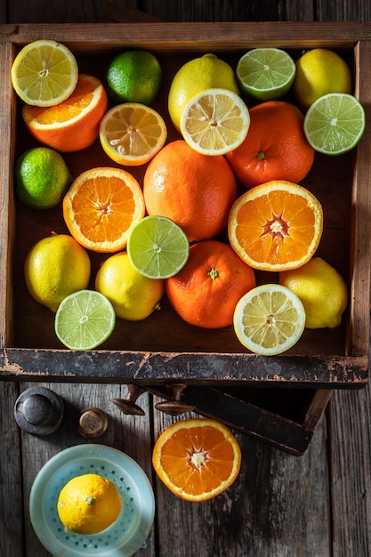 Zdjęcie zdrowa mieszanka owoców cytrusowych z pomarańczami, cytrynami i limonkami