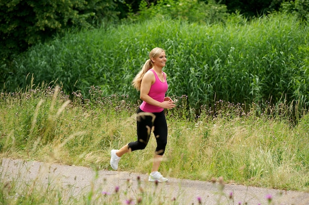 Zdjęcie zdrowa młoda kobieta ćwiczy outdoors