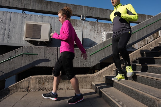 zdrowa młoda para jogging na schodach wczesnym rankiem