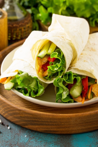 Zdrowa przekąska na lunch Tortilla wrapy z grillowanym kurczakiem i świeżymi warzywami Chicken Tortilla