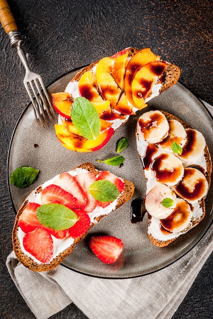 Zdrowa przekąska śniadaniowa, kanapki żytnie z owocami i jagodami