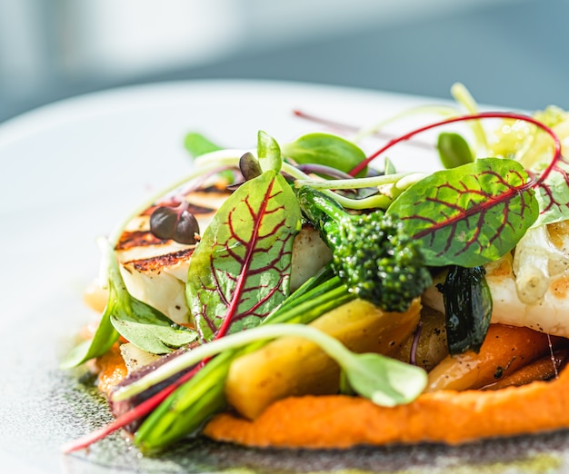 Zdrowa receptura ekologiczna żywność i wegetariańskie menu sałatek w luksusowej restauracji ciepłe warzywa z serem i ziołami podawane na talerzu
