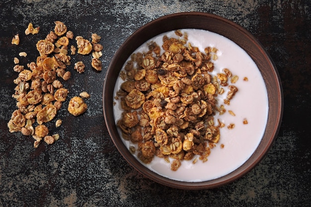 Zdrowa śniadaniowa miska ze świeżym jogurtem i muesli. Probiotyki i sfermentowane produkty mleczne. Śniadanie z probiotykami.