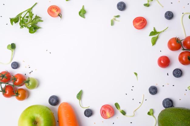 Zdrowa świeżość warzywa i owoce na białym tle Koncepcja zdrowego odżywiania